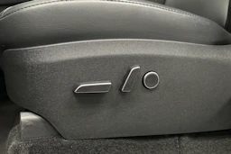 musta Tesla Model Y 2023 kuva 18.