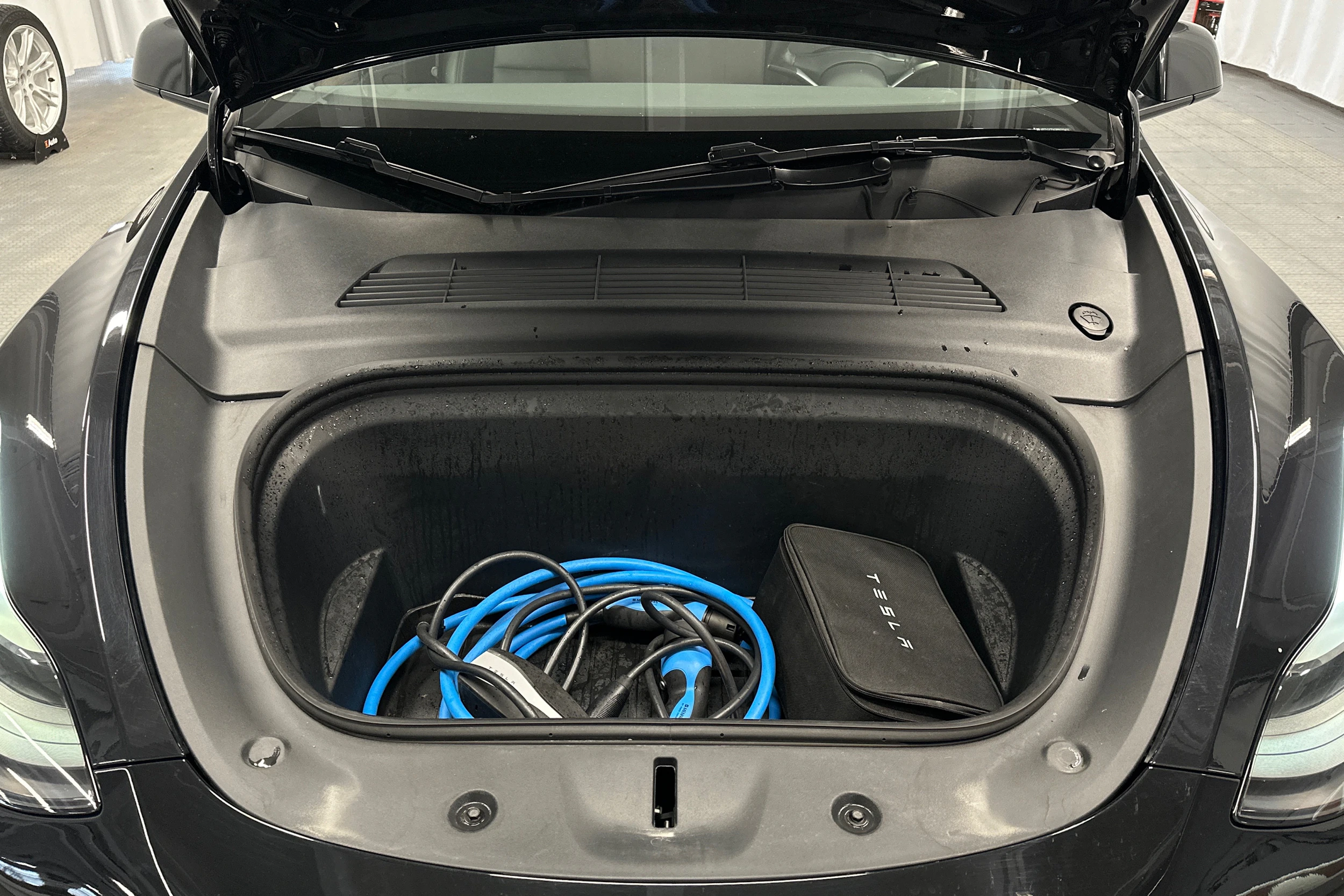 musta Tesla Model Y 2023 kuva 19.