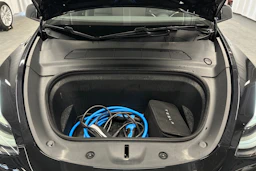 musta Tesla Model Y 2023 kuva 19.