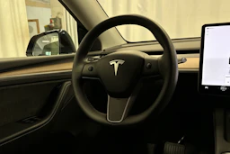 musta Tesla Model Y 2023 kuva 20.