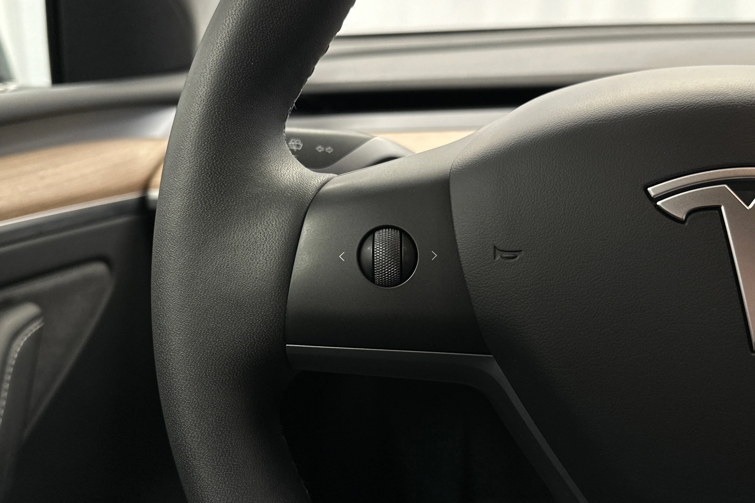 musta Tesla Model Y 2023 kuva 21.