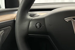 musta Tesla Model Y 2023 kuva 21.