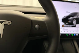 musta Tesla Model Y 2023 kuva 22.