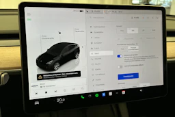 musta Tesla Model Y 2023 kuva 27.