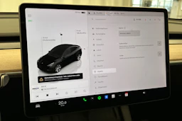 musta Tesla Model Y 2023 kuva 29.