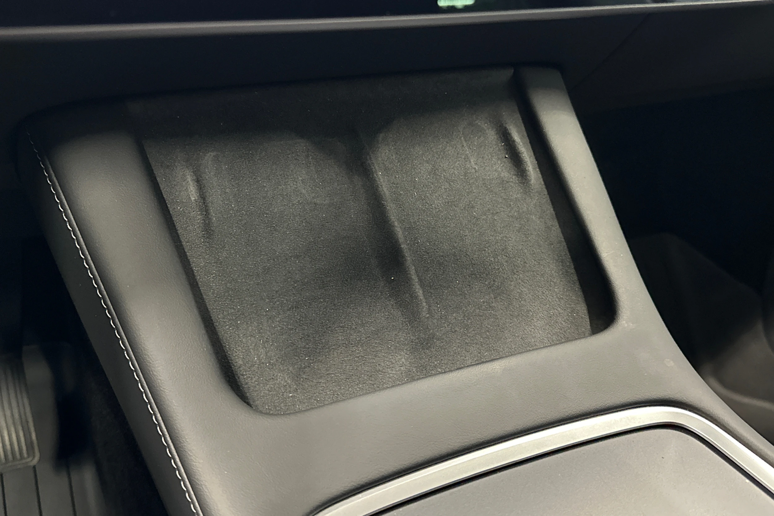 musta Tesla Model Y 2023 kuva 35.