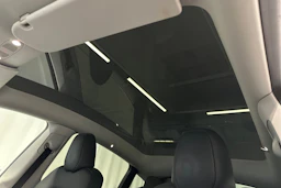 musta Tesla Model Y 2023 kuva 36.