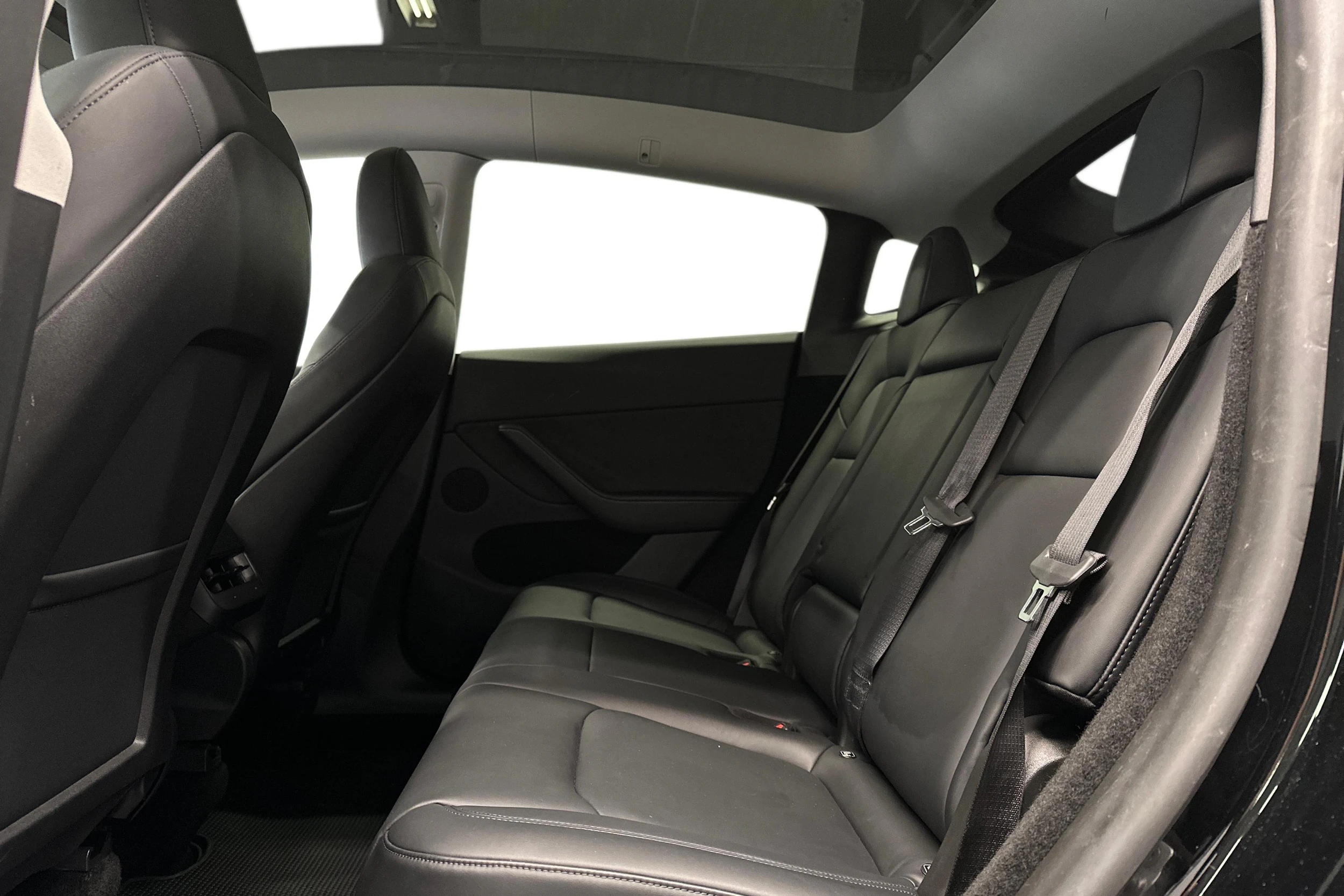 musta Tesla Model Y 2023 kuva 11.