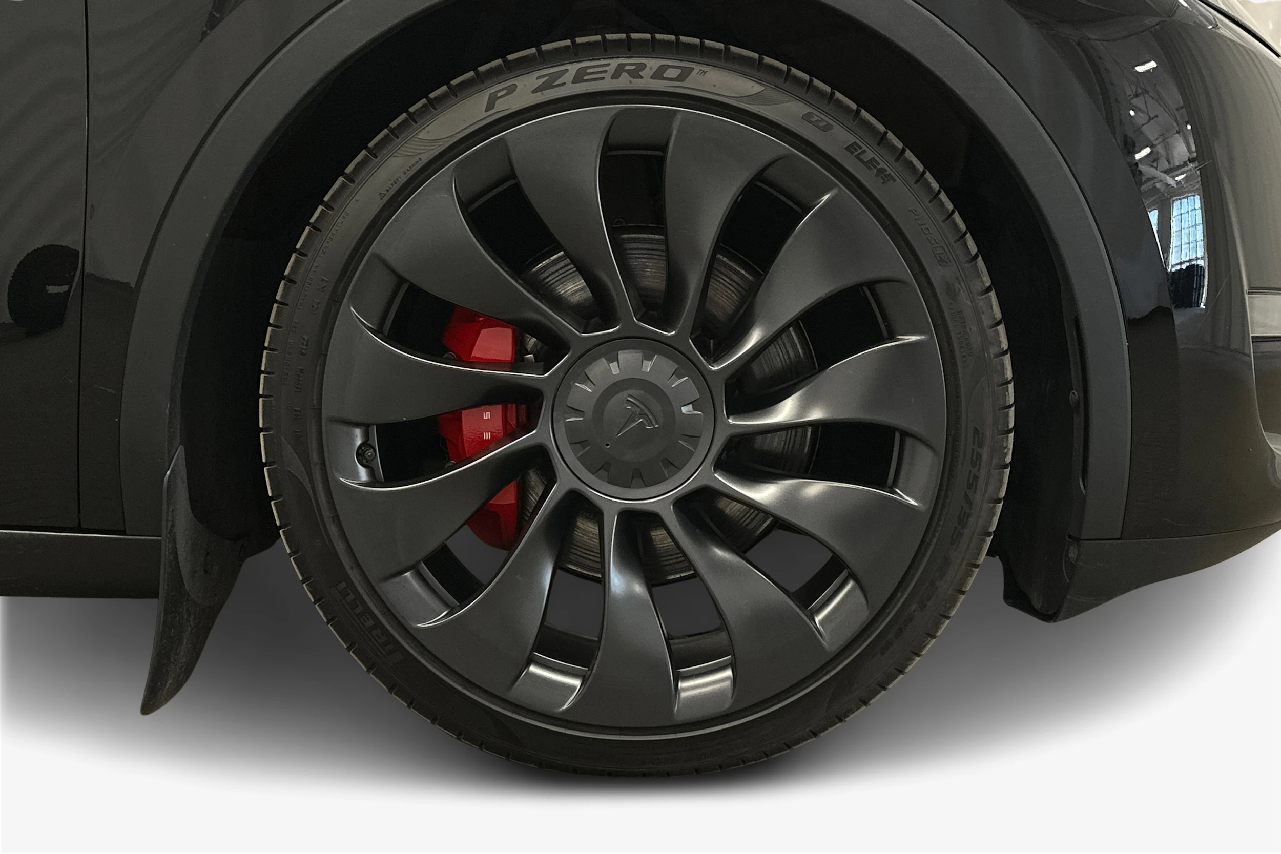 musta Tesla Model Y 2023 kuva 12.