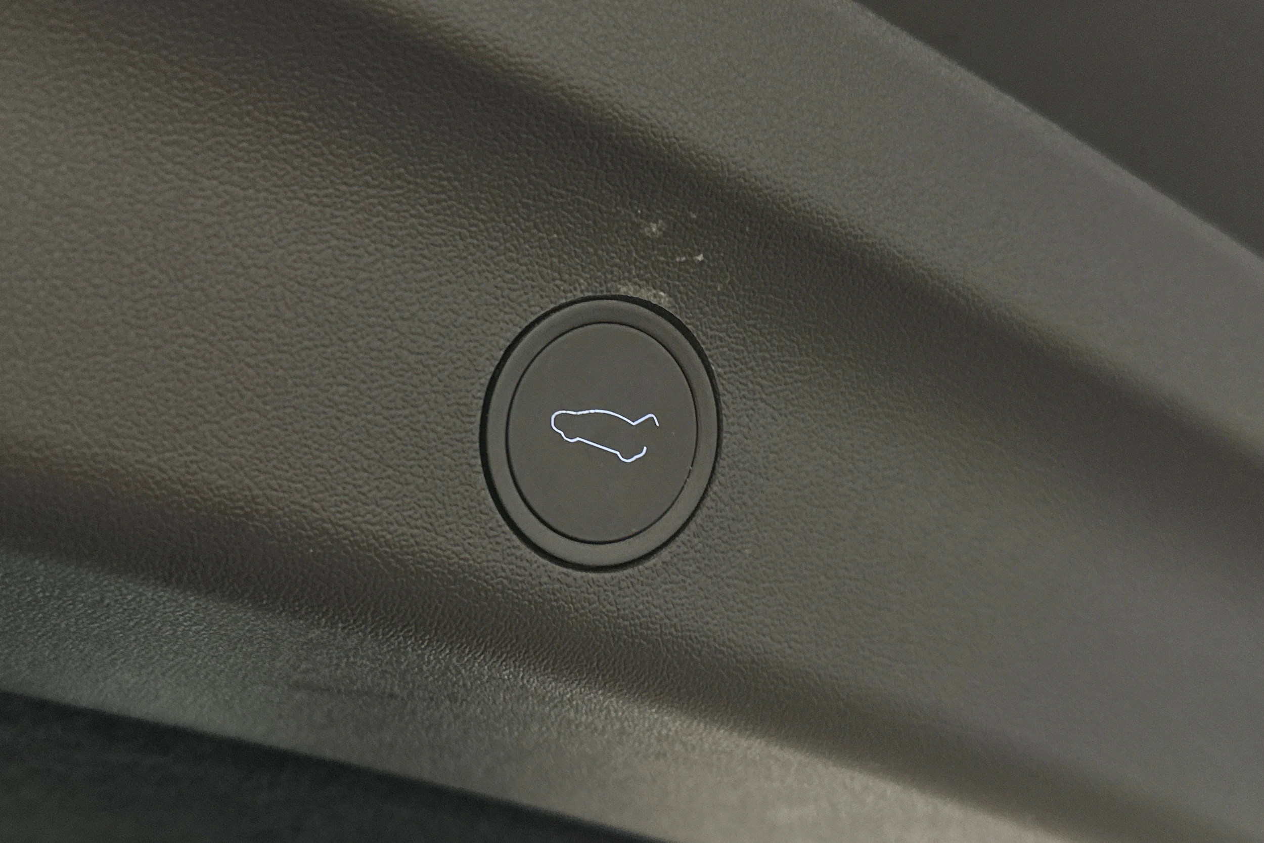musta Tesla Model Y 2023 kuva 16.