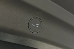 musta Tesla Model Y 2023 kuva 16.