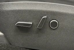 musta Tesla Model Y 2023 kuva 18.