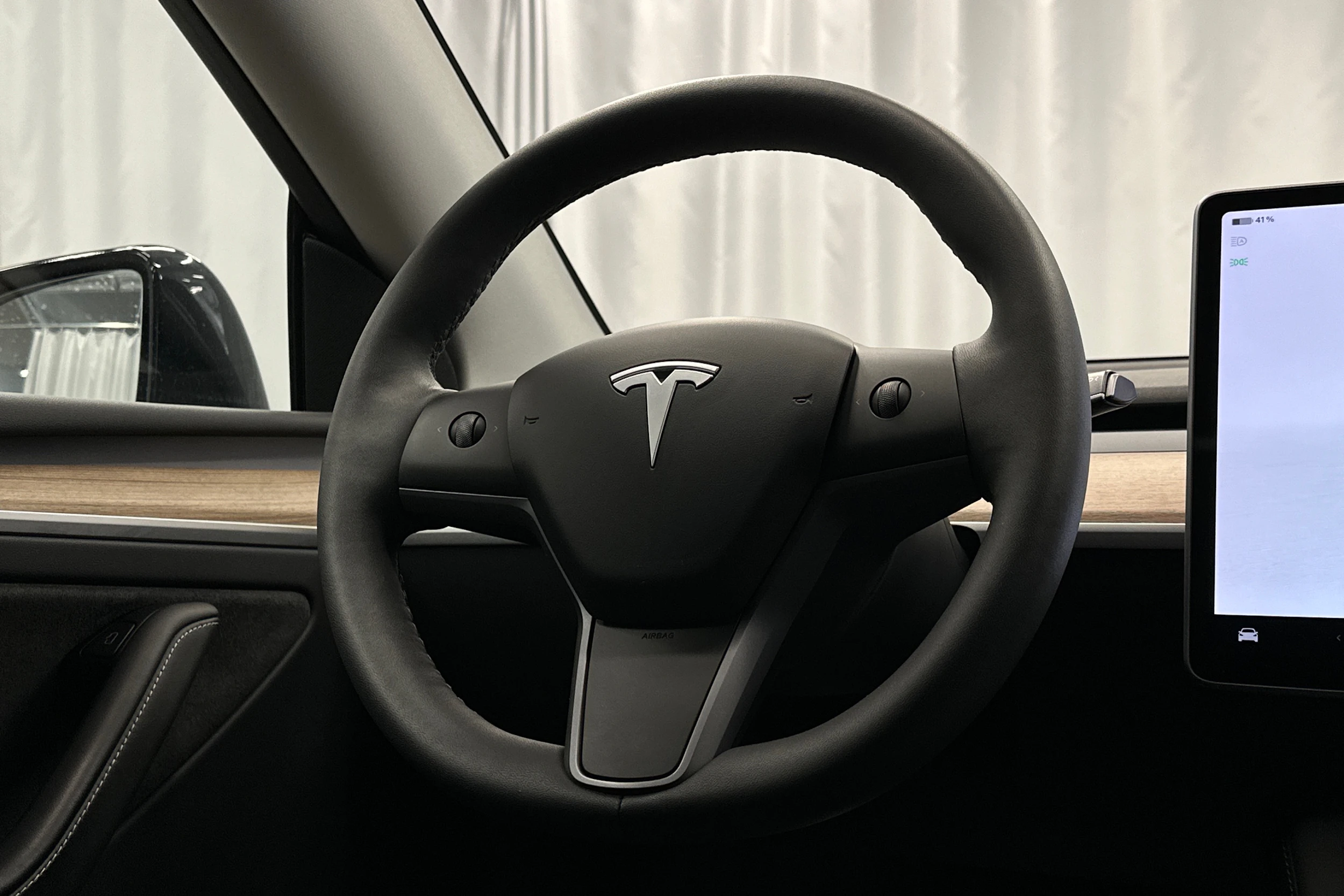 musta Tesla Model Y 2023 kuva 19.