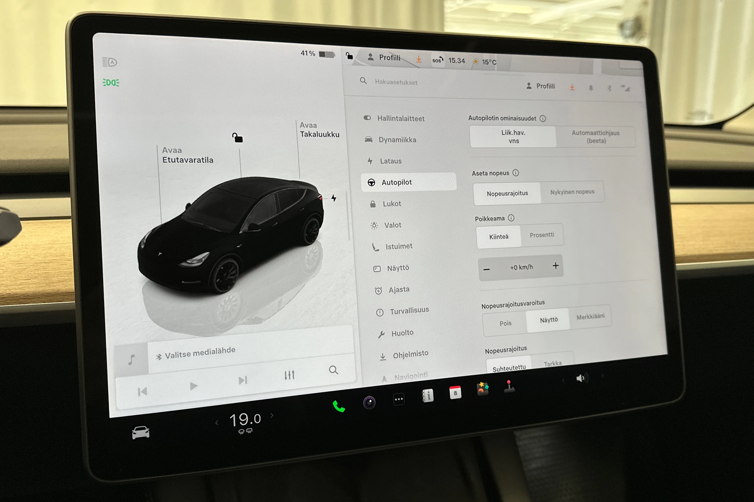 musta Tesla Model Y 2023 kuva 22.