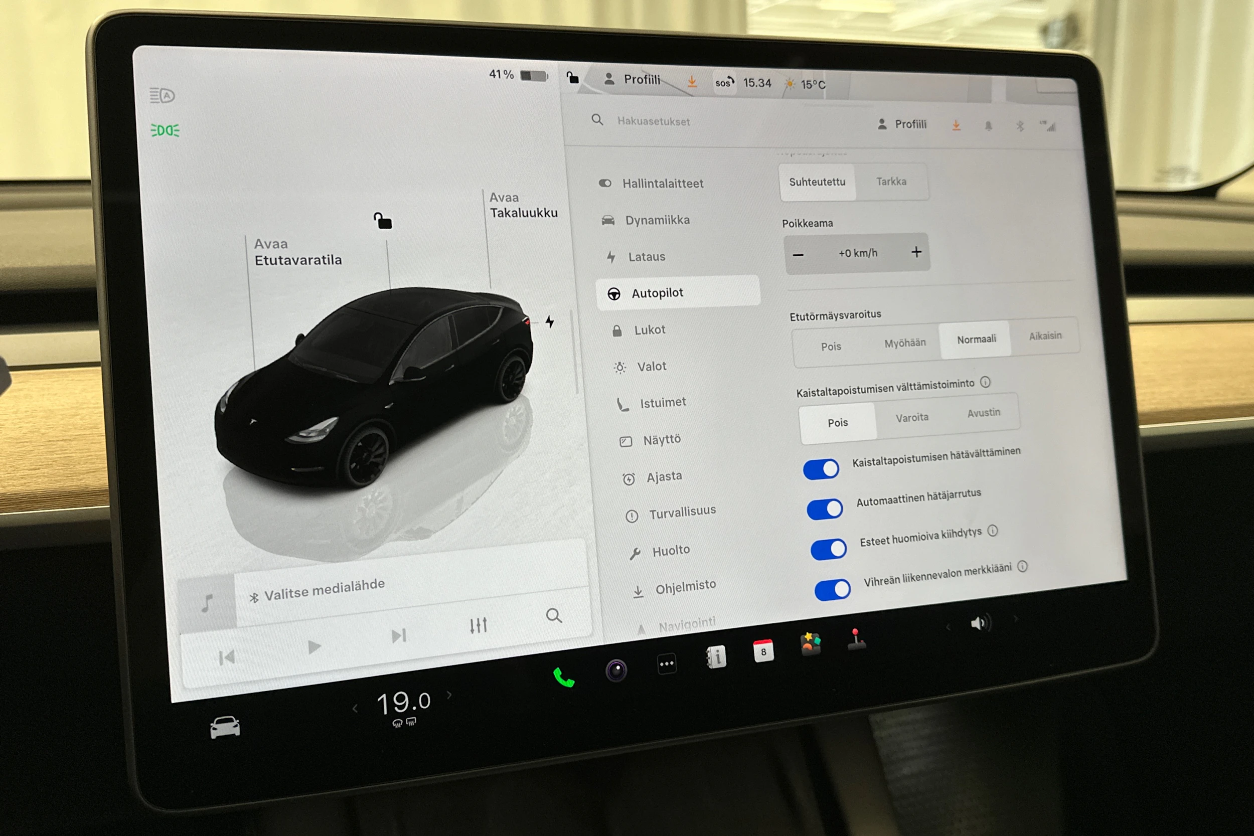 musta Tesla Model Y 2023 kuva 23.