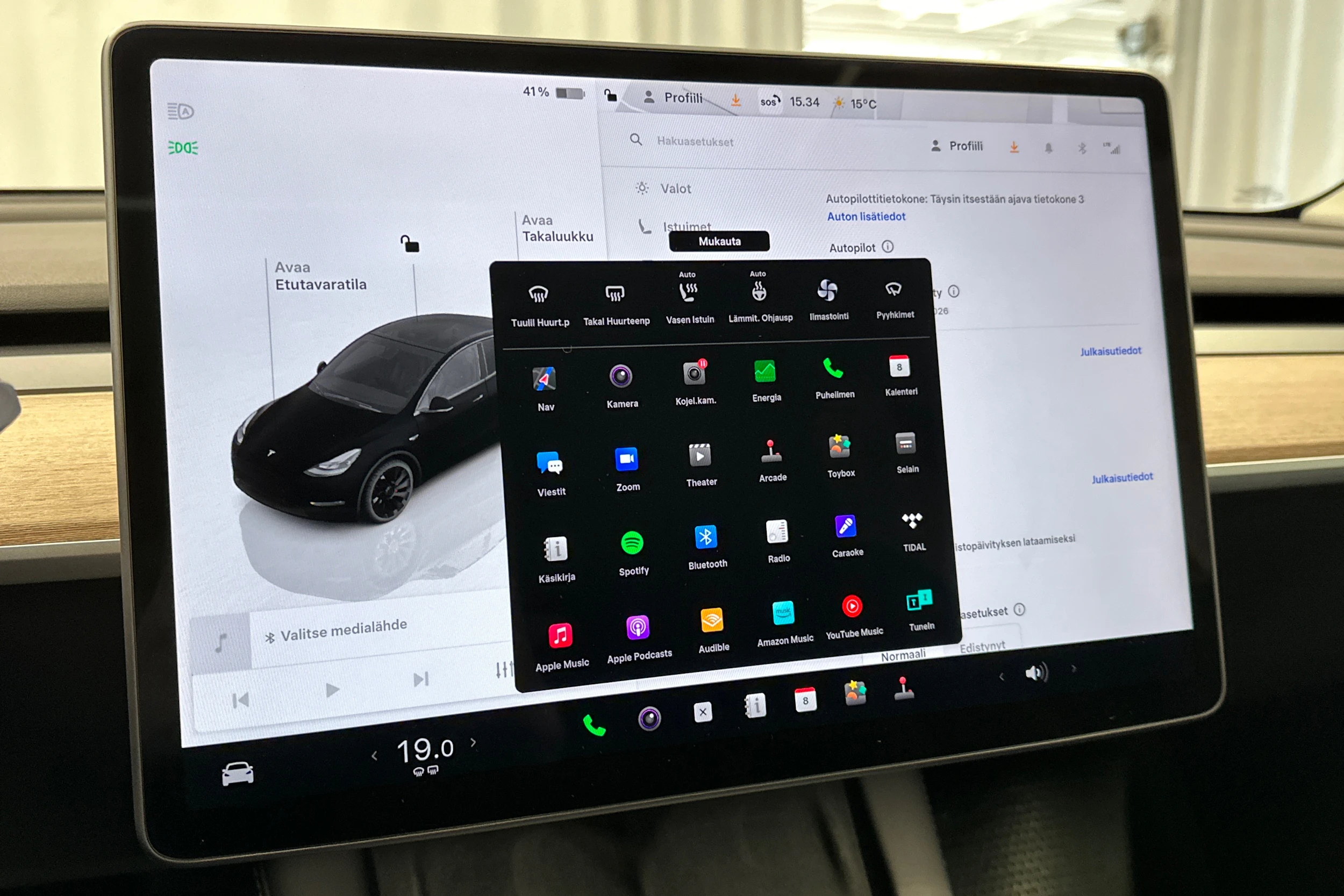 musta Tesla Model Y 2023 kuva 26.