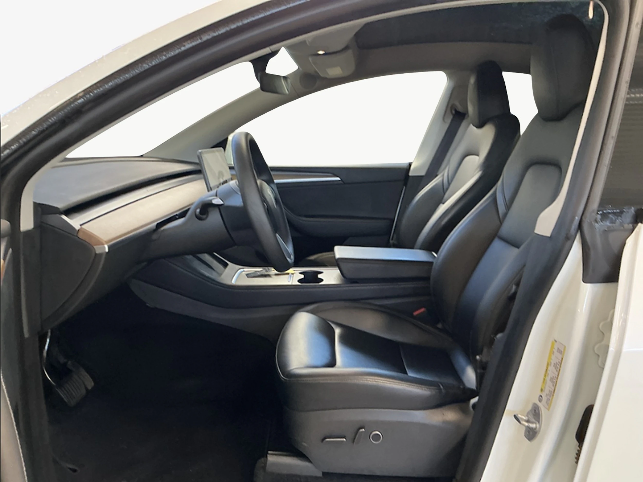 valkoinen Tesla Model Y 2024 kuva 4.