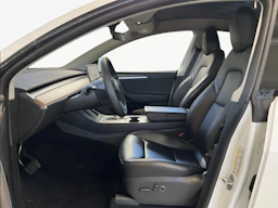 valkoinen Tesla Model Y 2024 kuva 4.
