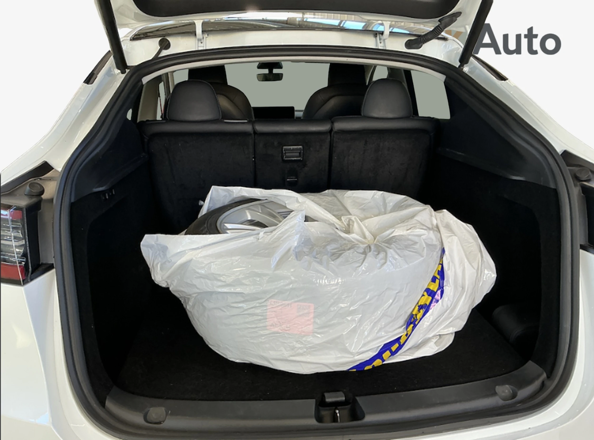 valkoinen Tesla Model Y 2024 kuva 5.