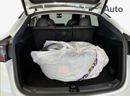 valkoinen Tesla Model Y 2024 kuva 5.