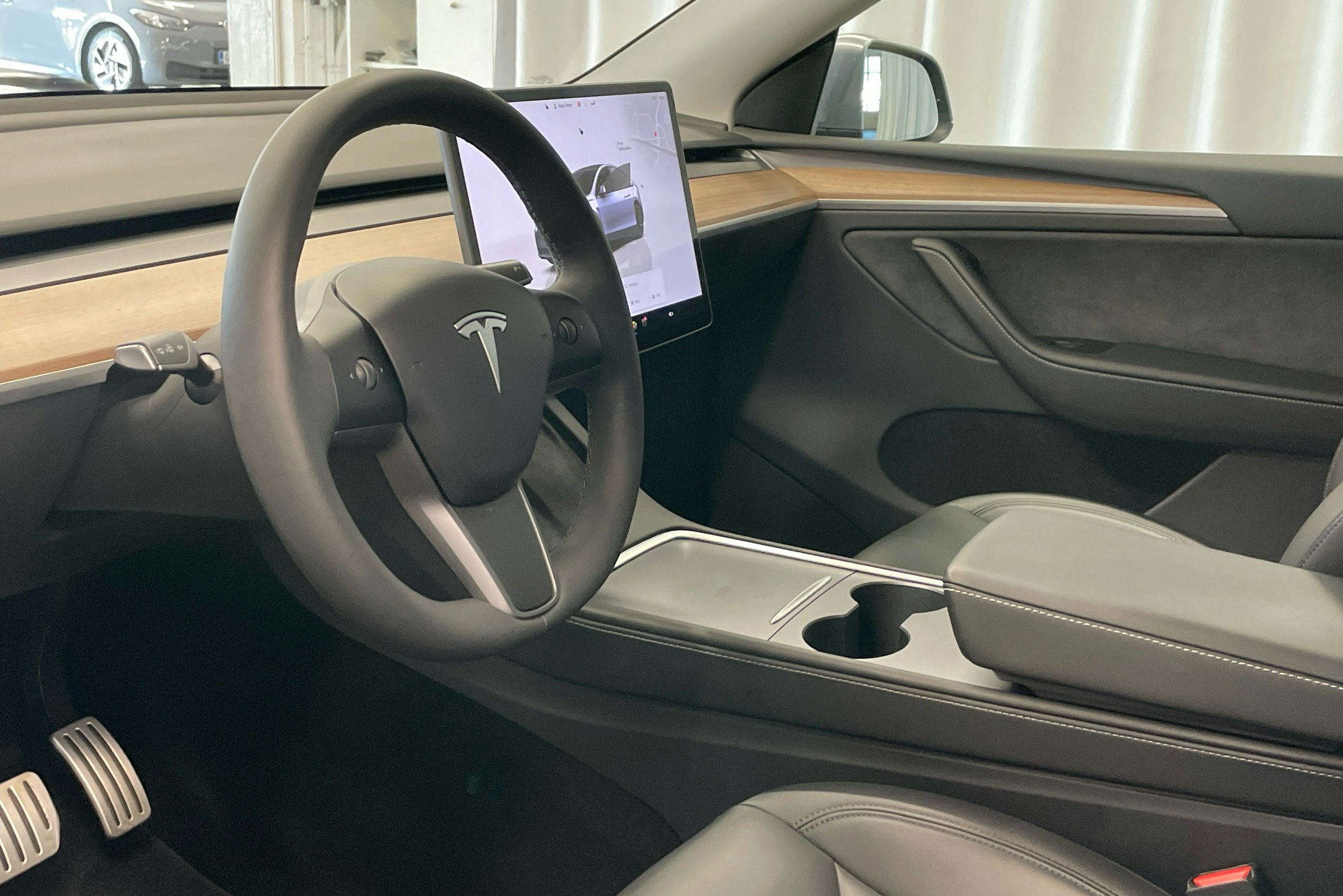harmaa Tesla Model Y 2024 kuva 3.