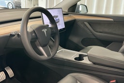 harmaa Tesla Model Y 2024 kuva 3.