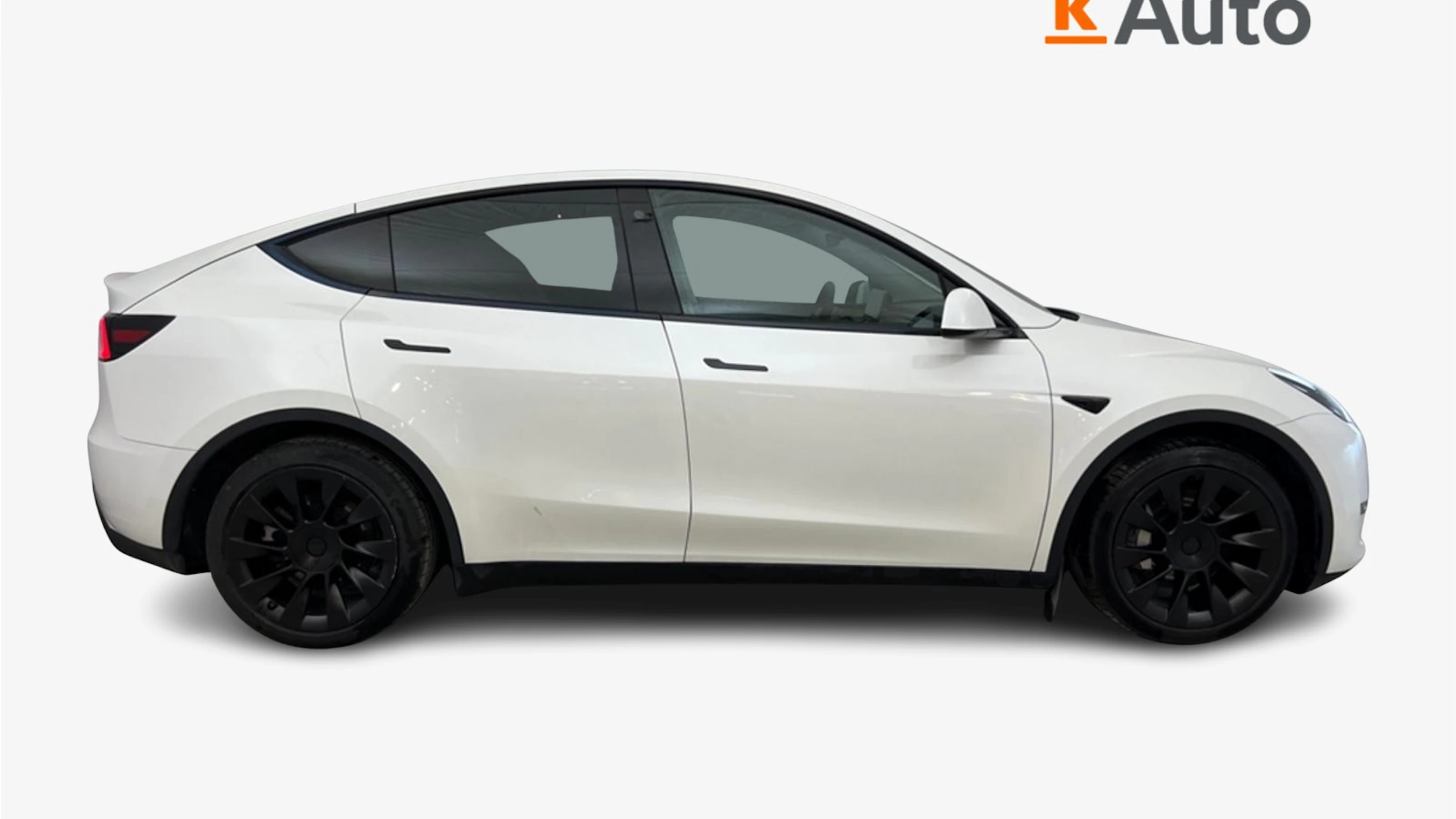 met. valkoinen Tesla Model Y 2024 kuva 4.
