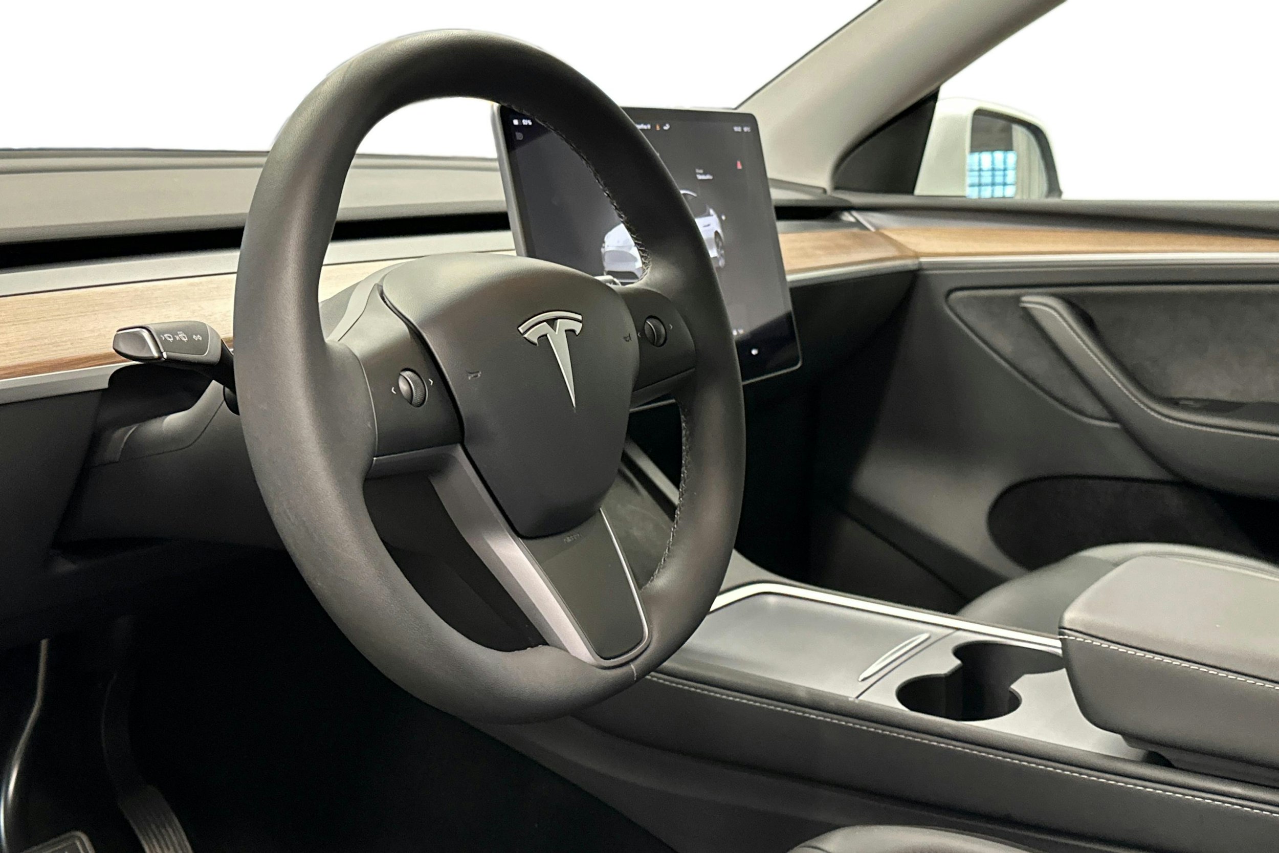 valkoinen Tesla Model Y 2024 kuva 3.