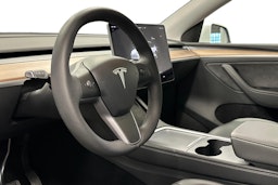 valkoinen Tesla Model Y 2024 kuva 3.