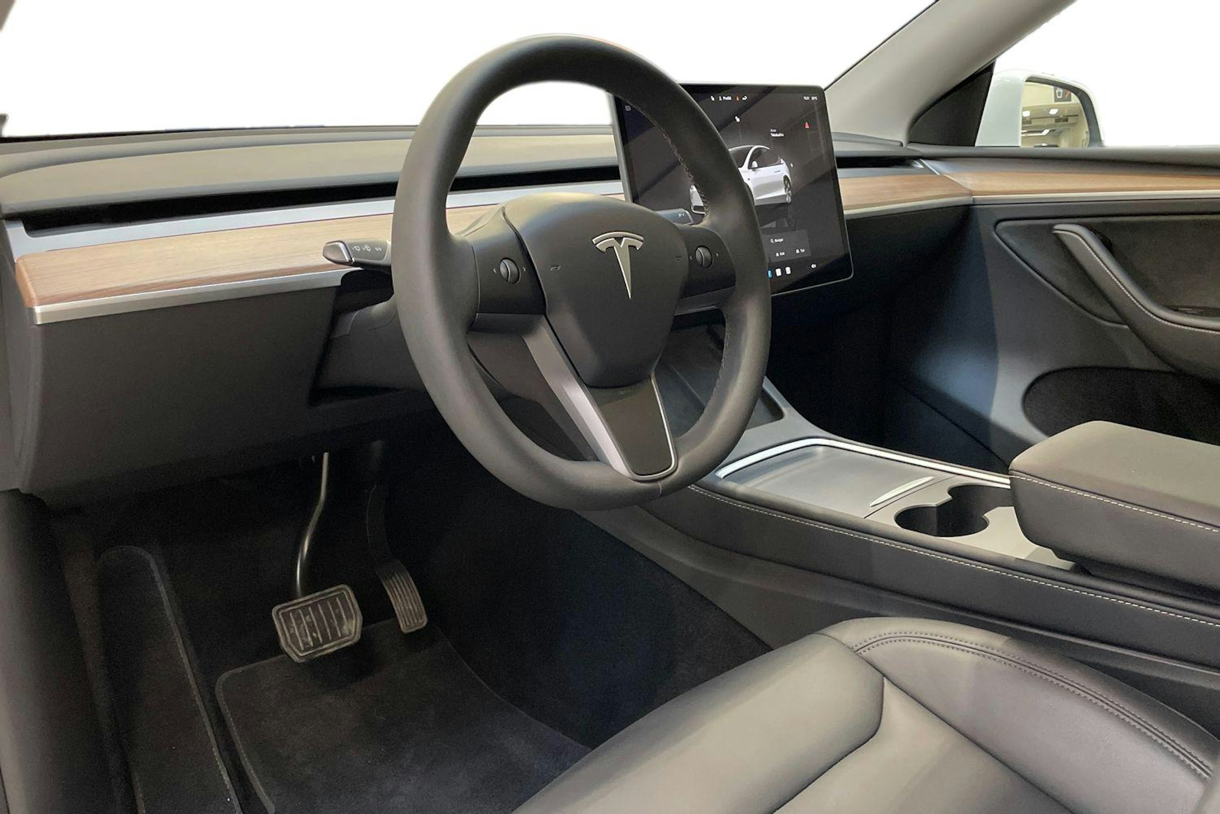 valkoinen Tesla Model Y 2024 kuva 6.
