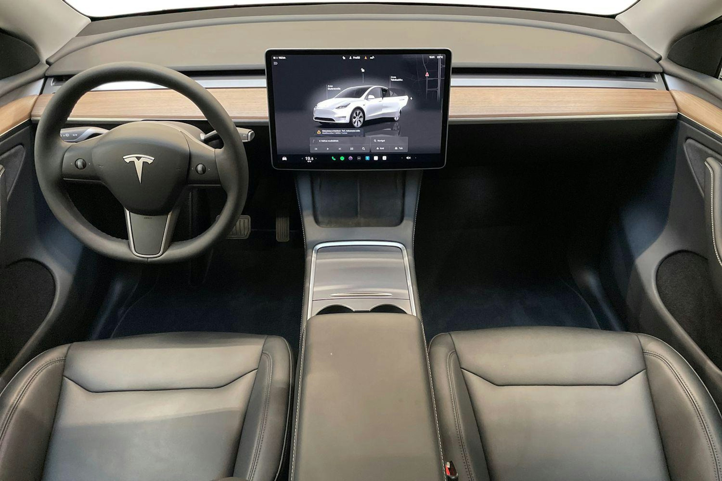 valkoinen Tesla Model Y 2024 kuva 7.