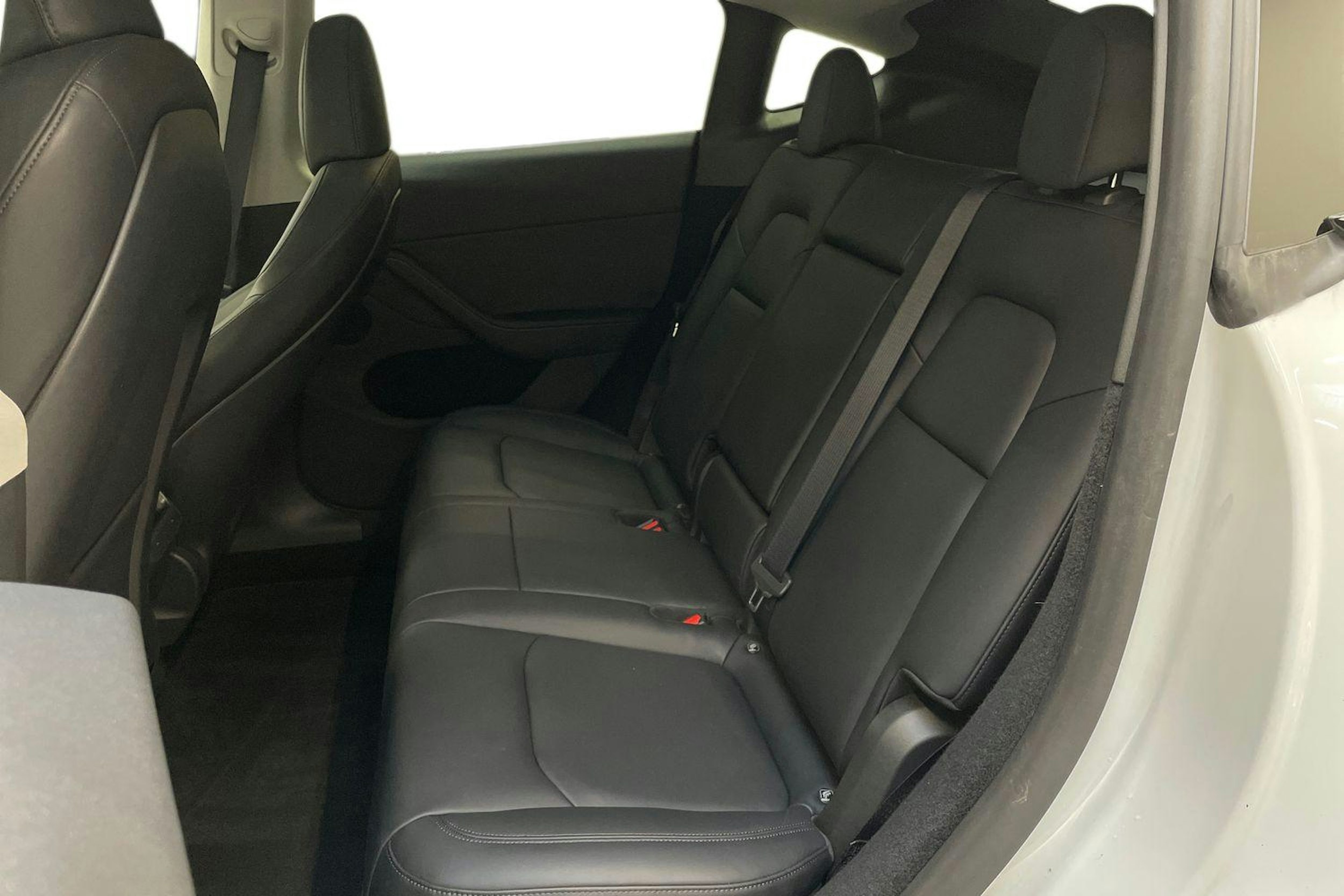 valkoinen Tesla Model Y 2024 kuva 8.