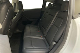 valkoinen Tesla Model Y 2024 kuva 8.