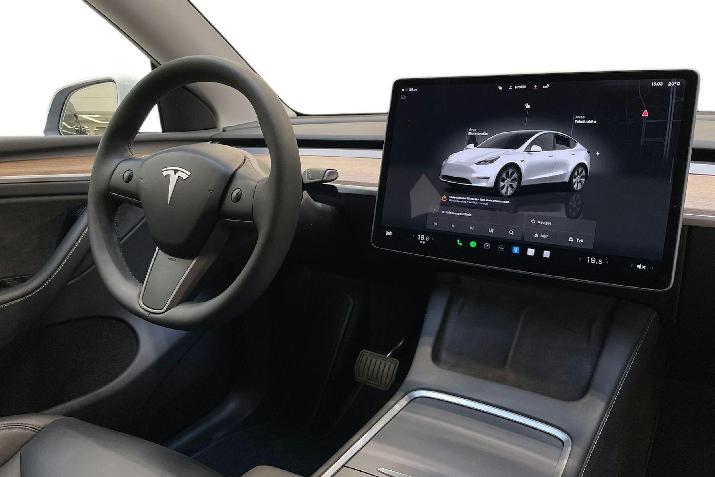 valkoinen Tesla Model Y 2024 kuva 9.