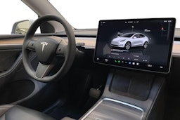 valkoinen Tesla Model Y 2024 kuva 9.