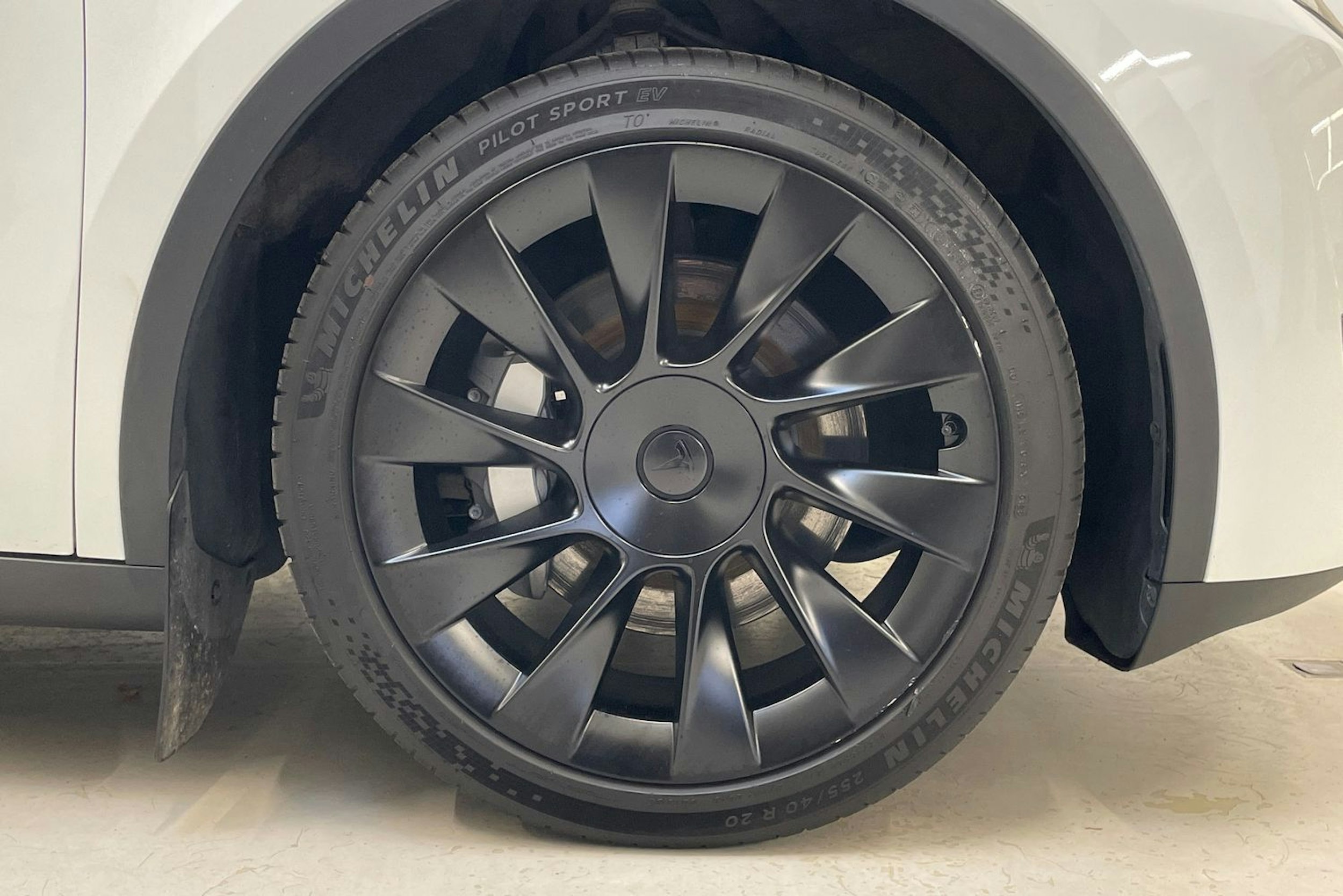 valkoinen Tesla Model Y 2024 kuva 10.