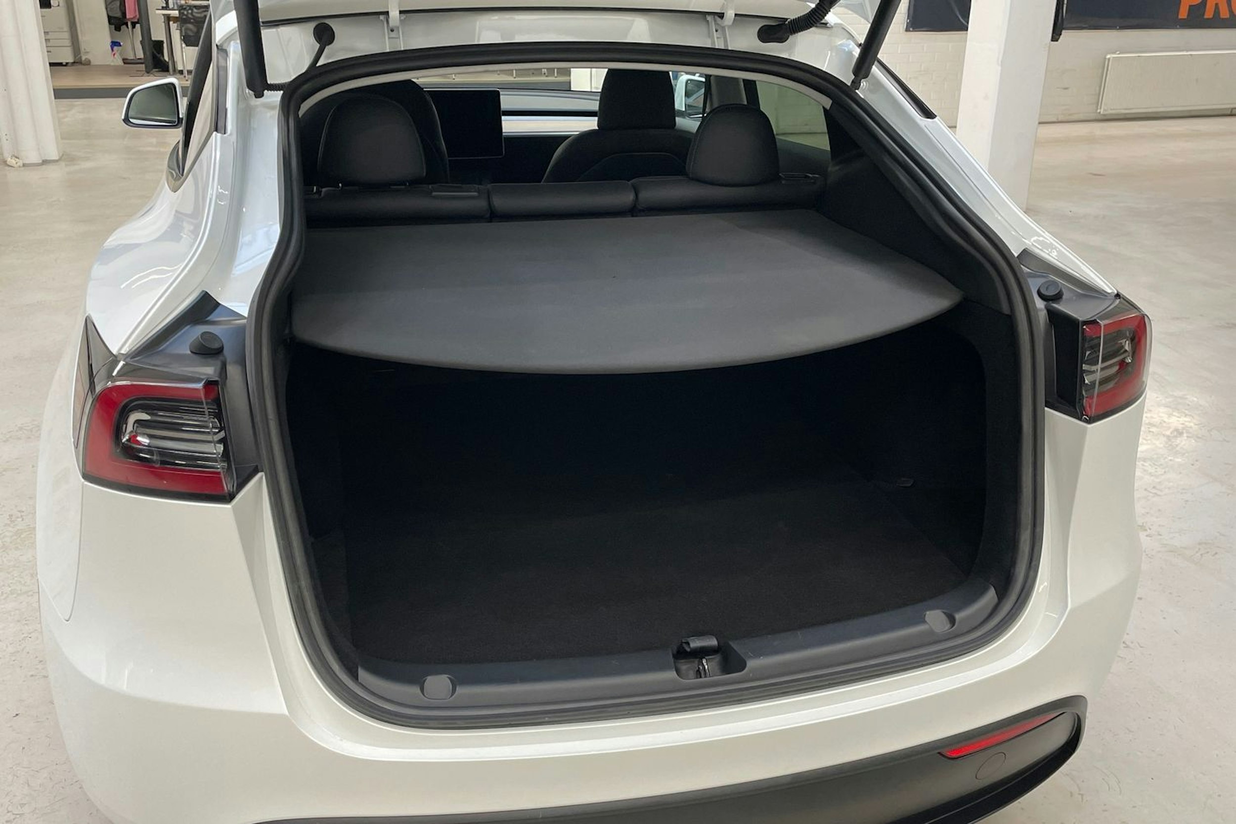 valkoinen Tesla Model Y 2024 kuva 11.