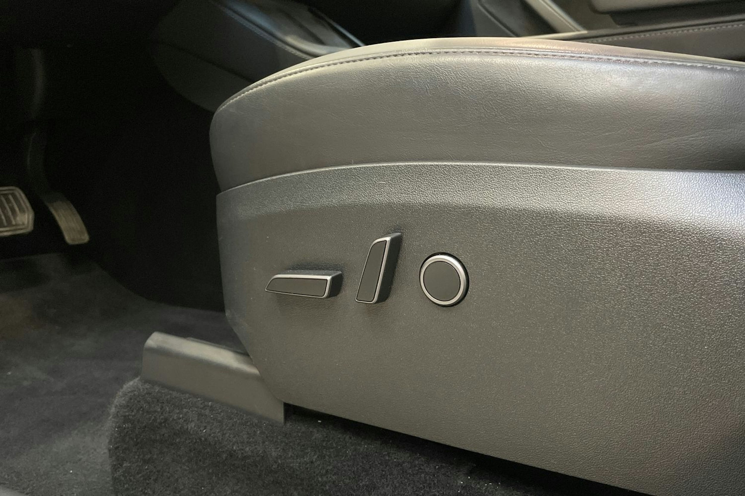 valkoinen Tesla Model Y 2024 kuva 12.