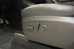 valkoinen Tesla Model Y 2024 kuva 12.