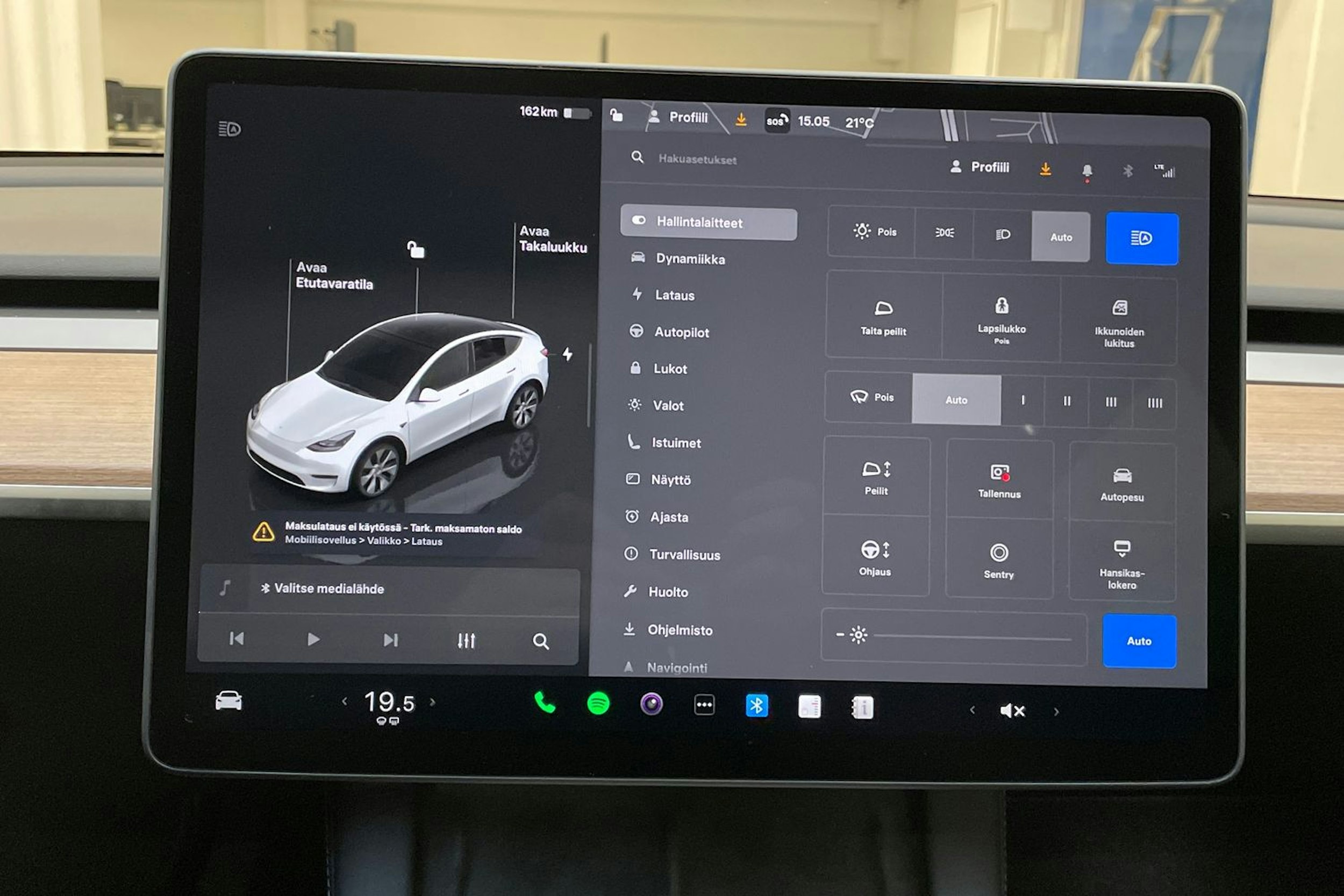 valkoinen Tesla Model Y 2024 kuva 13.