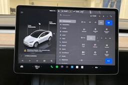 valkoinen Tesla Model Y 2024 kuva 13.
