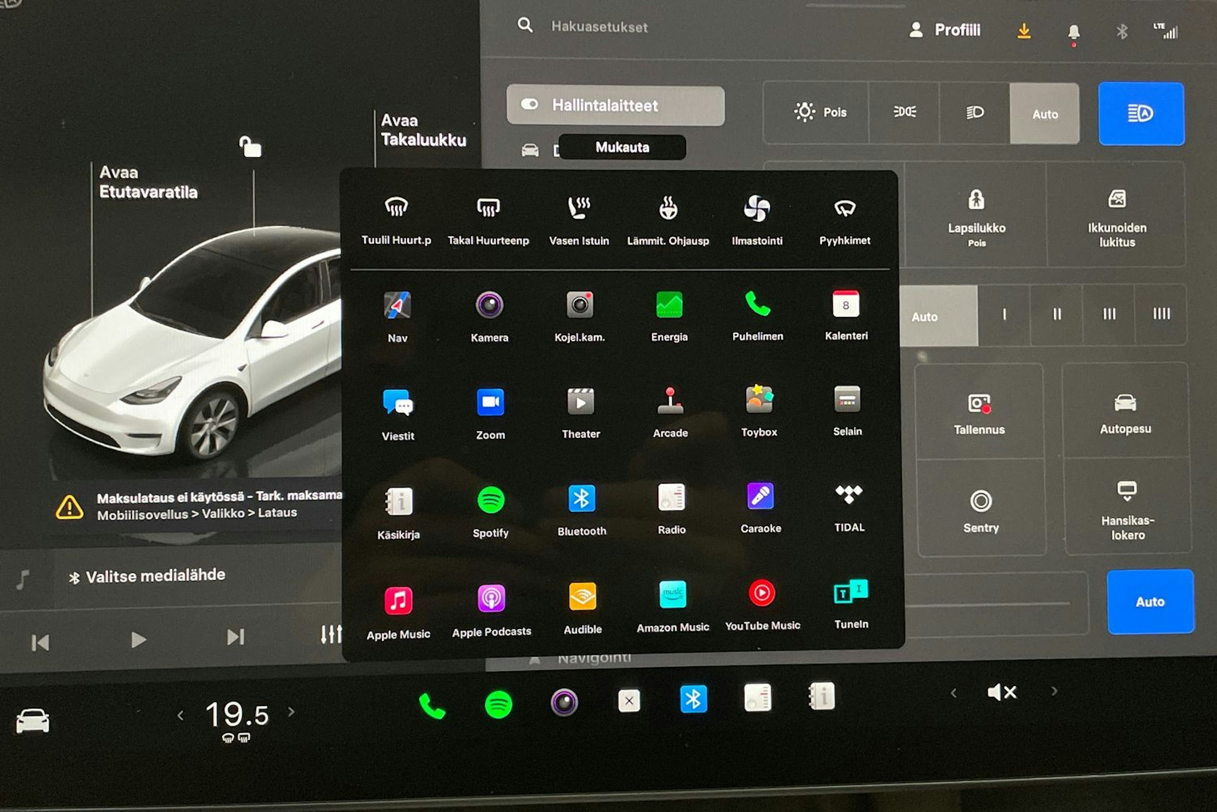 valkoinen Tesla Model Y 2024 kuva 14.