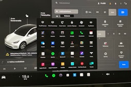 valkoinen Tesla Model Y 2024 kuva 14.