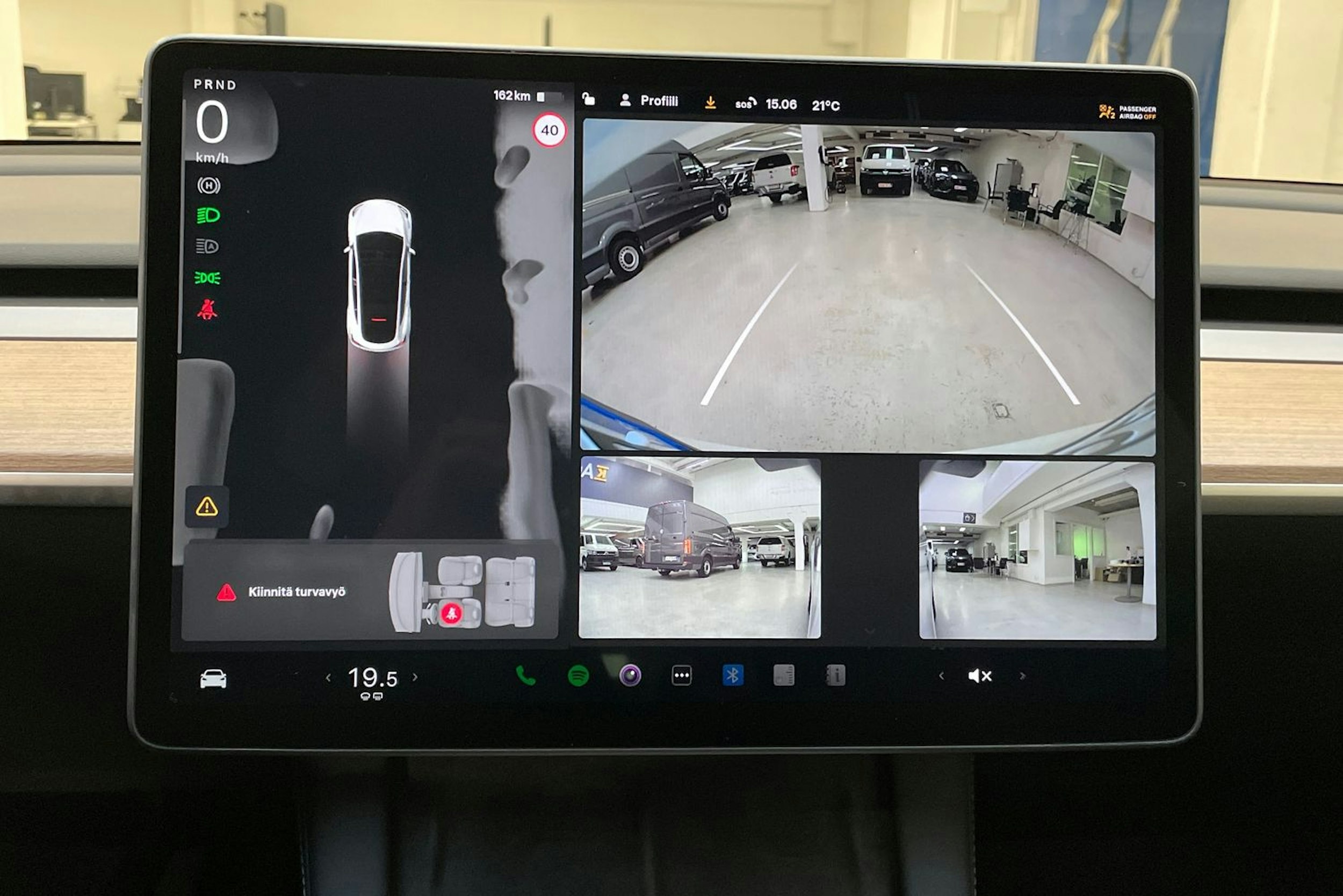 valkoinen Tesla Model Y 2024 kuva 15.