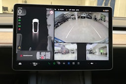 valkoinen Tesla Model Y 2024 kuva 15.