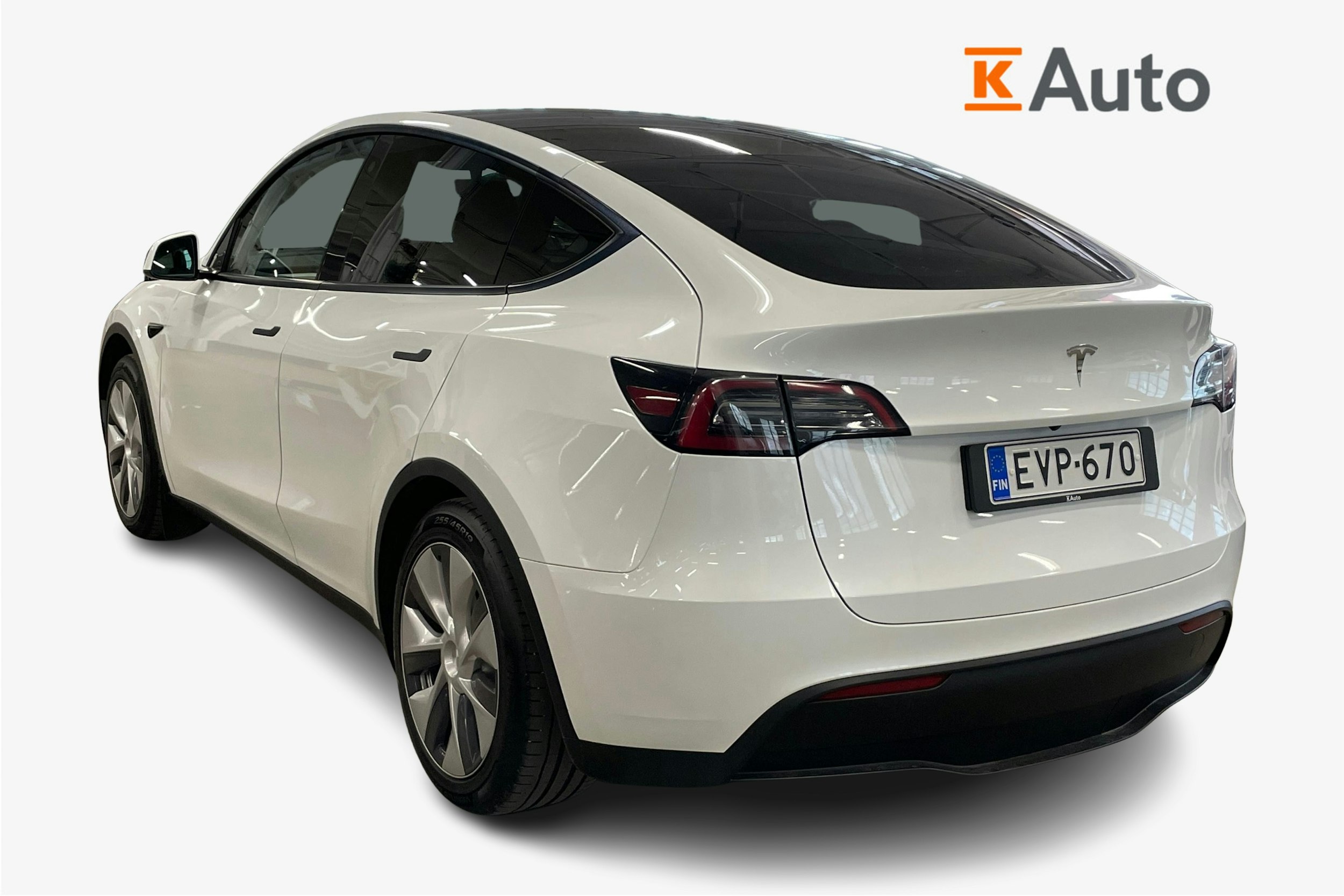 valkoinen Tesla Model Y 2024 kuva 2.