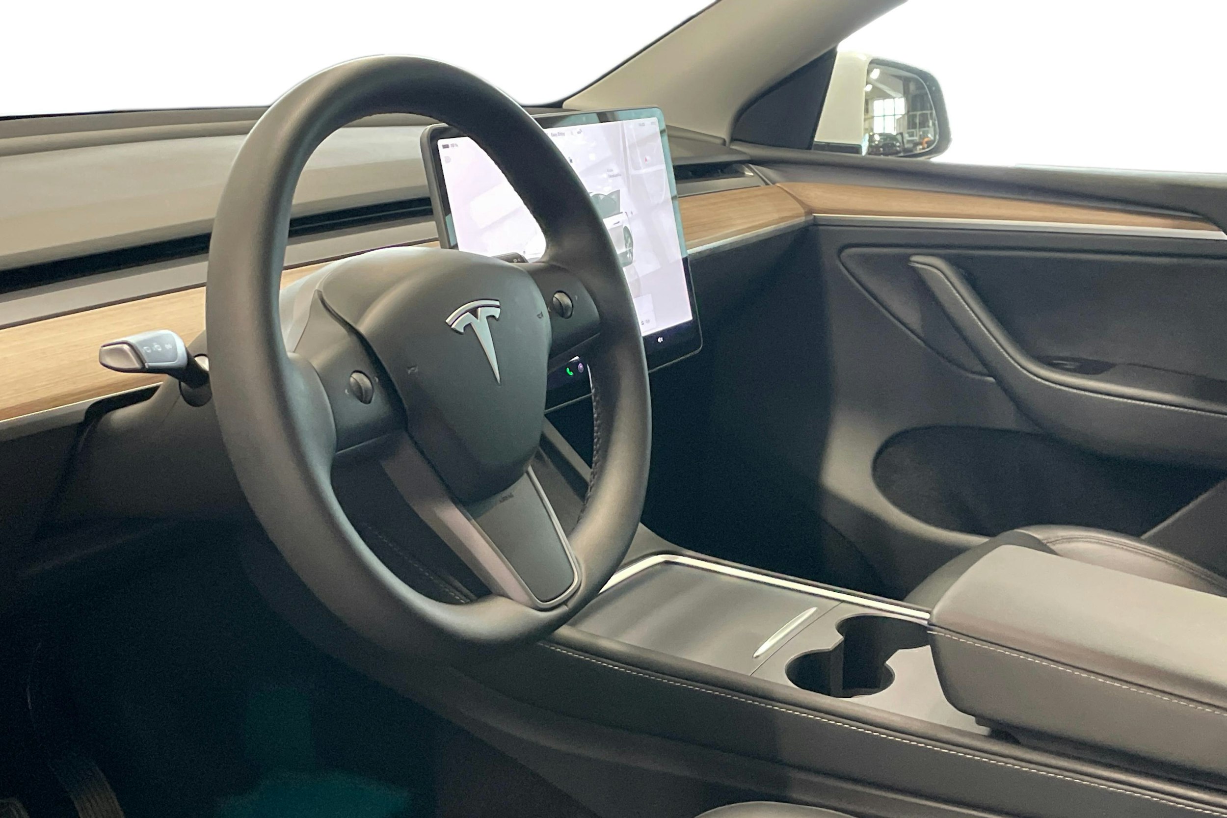 valkoinen Tesla Model Y 2024 kuva 3.