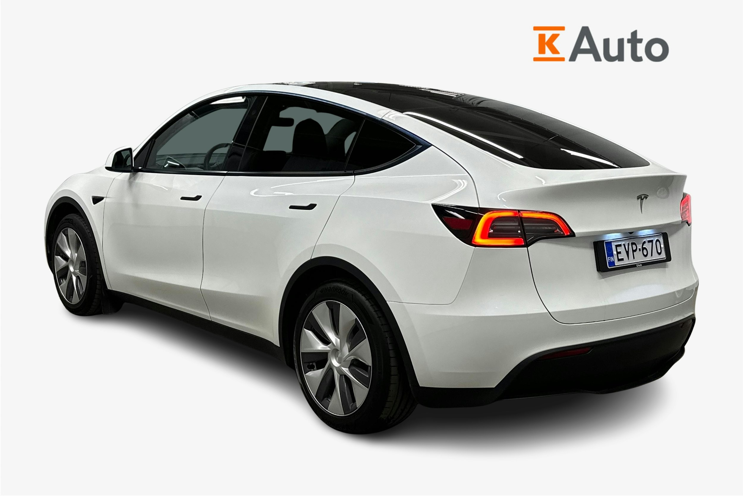 valkoinen Tesla Model Y 2024 kuva 4.