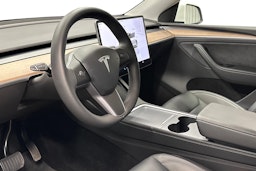 valkoinen Tesla Model Y 2024 kuva 10.