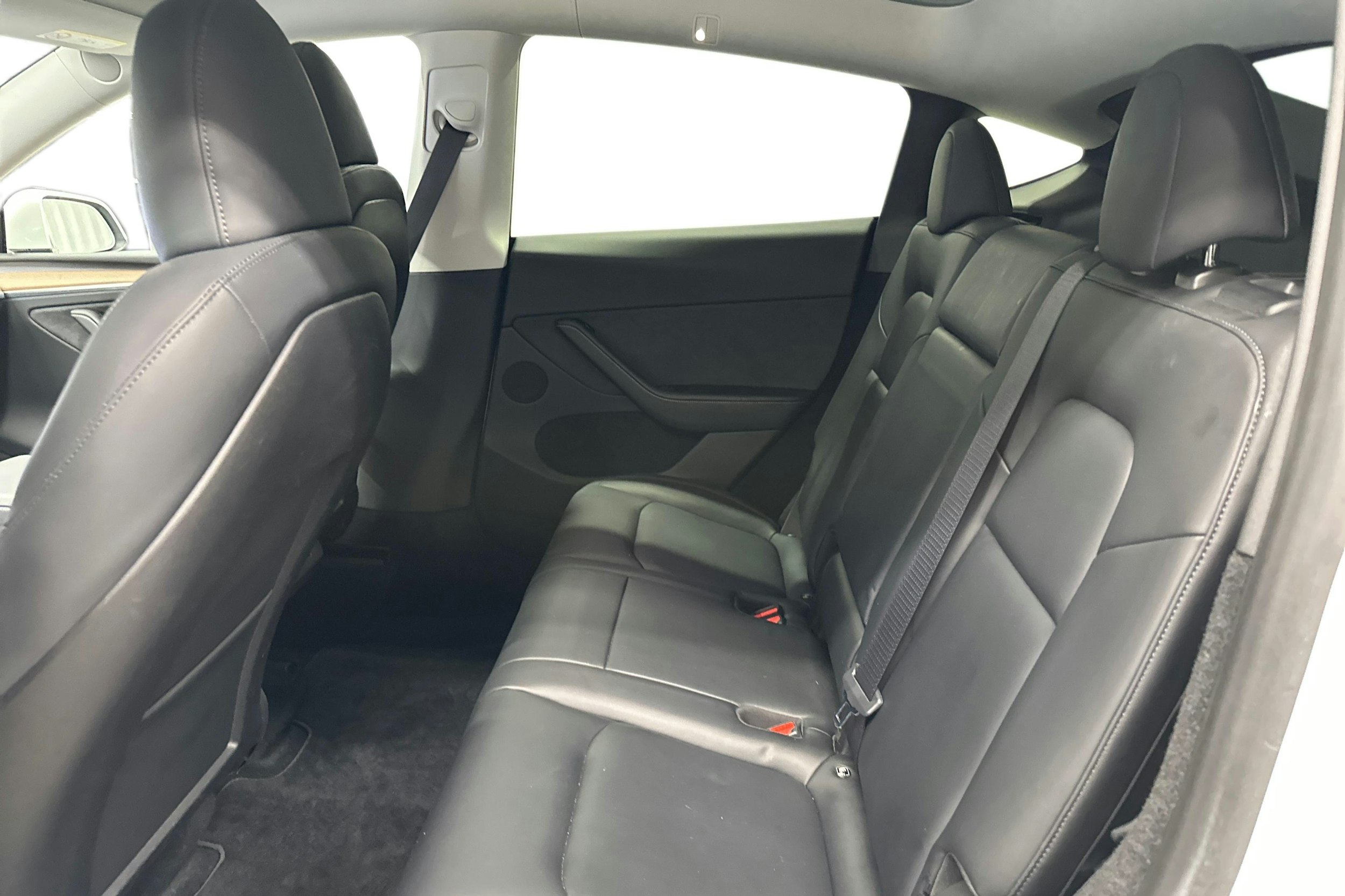 valkoinen Tesla Model Y 2024 kuva 13.